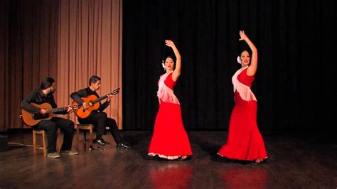  Entre Dos Aguas, Kiihkeä Flamenco Laulu Sekoittaa Ikiaikaisen Melankolian Uuden Tuulen Torkahdilla